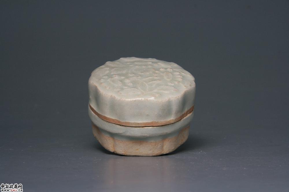 南宋景德镇窑青白釉印花六角粉盒