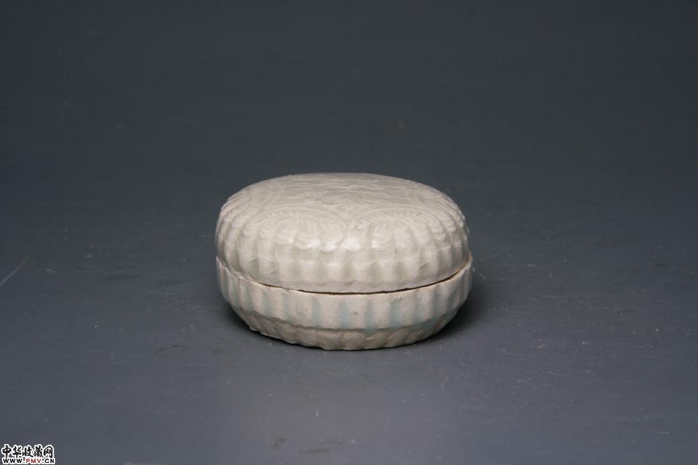 南宋青白釉印花瓜楞粉盒