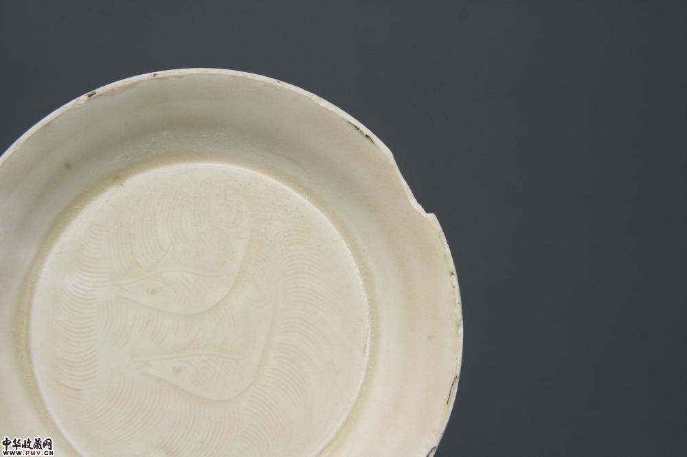 北宋定窑白釉刻划双鱼纹碟