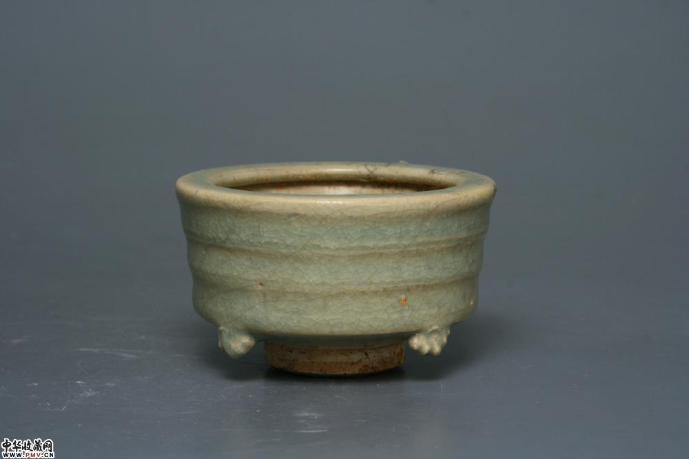 元末明初龙泉窑青釉弦纹三足炉