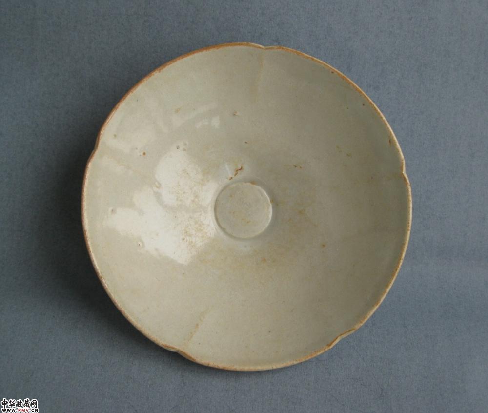 宋影青五出筋葵口盏