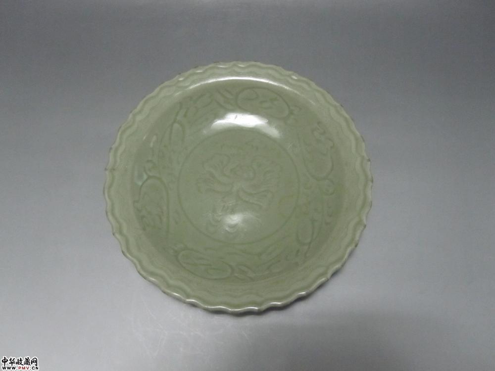 元代龙泉窑青釉刻划花菱口盘《已售》
