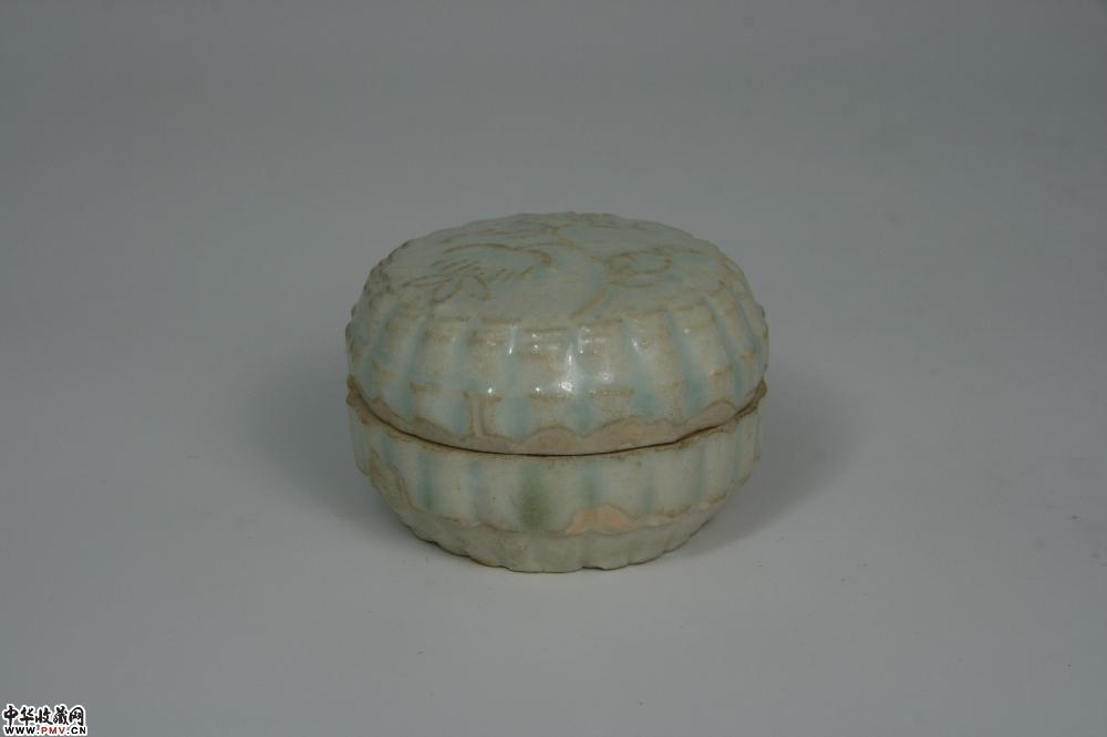 南宋湖田窑青白釉印花瓜楞粉盒