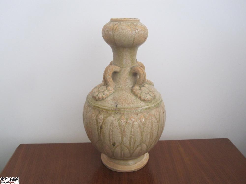 唐代青釉刻仰莲纹四系蒜头瓶