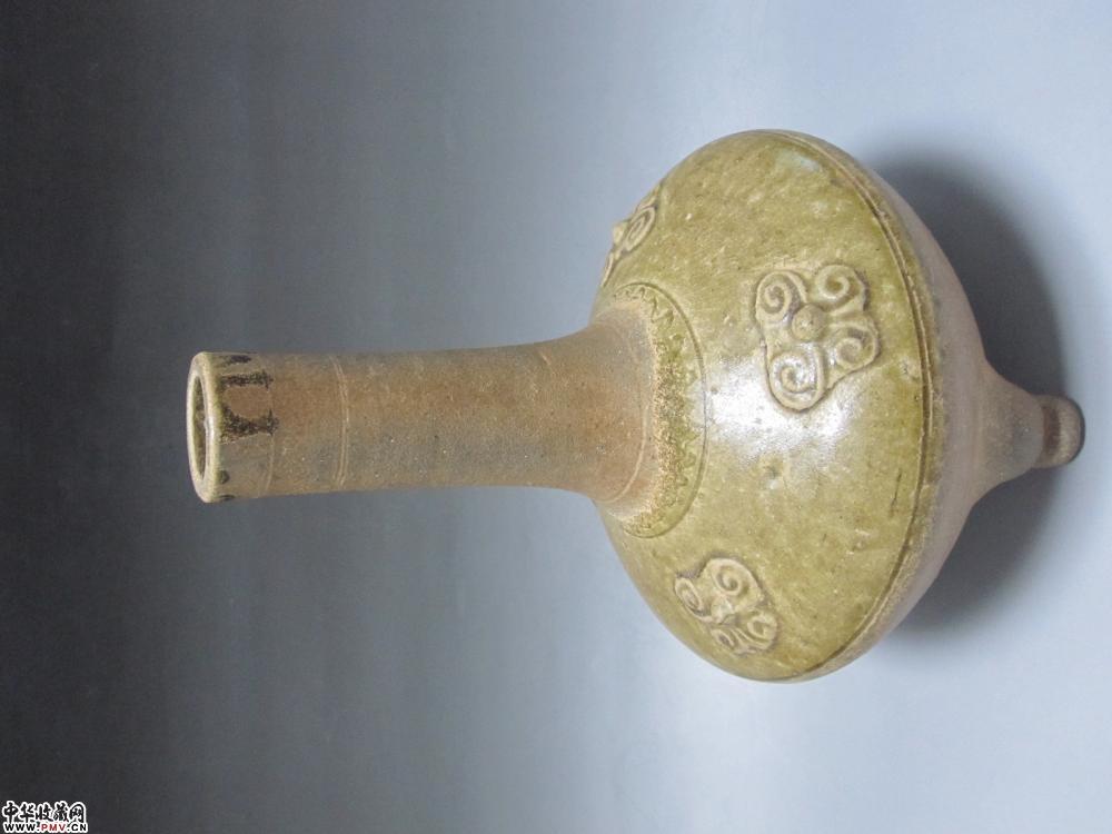 战国青釉贴花三足长颈瓶