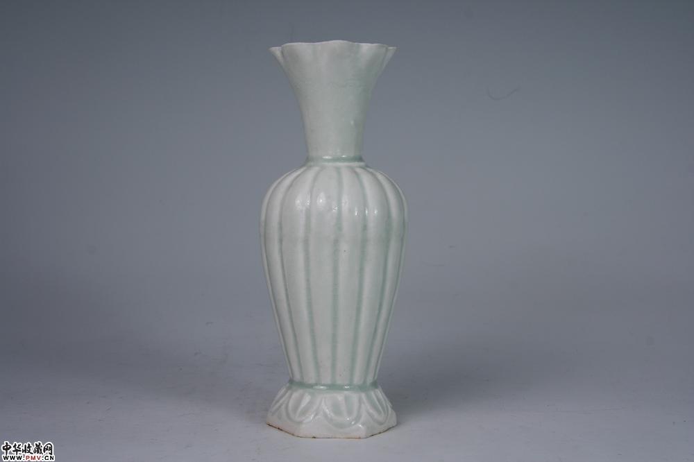 南宋南丰窑青白釉瓜楞花口瓶