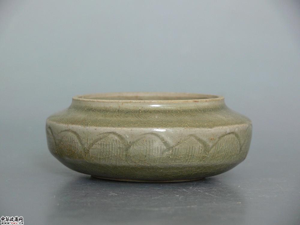 北宋龙泉窑青釉刻划花纹盒