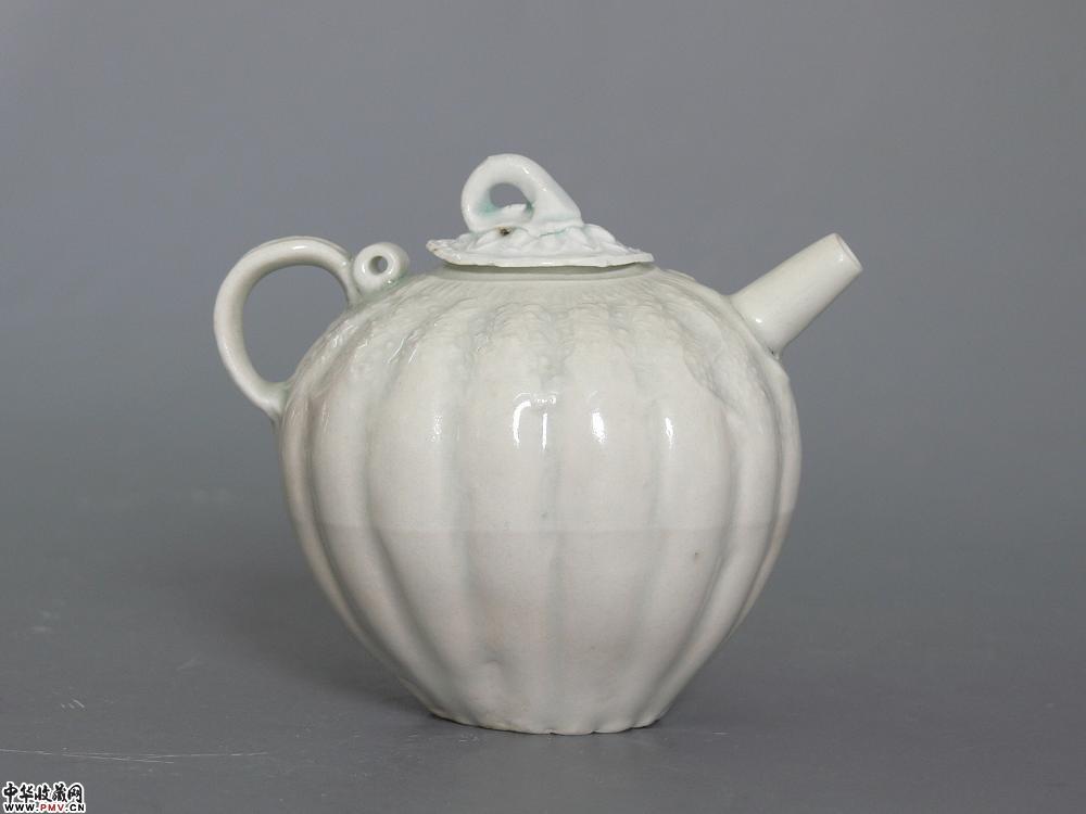 元景德镇窑影青釉印花瓜楞水注