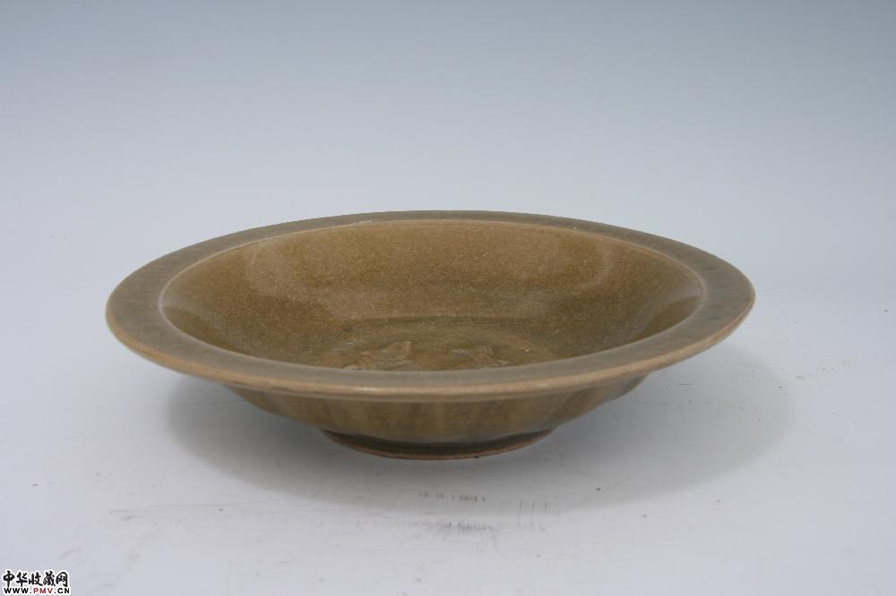 南宋龙泉窑黄釉贴双鱼纹折沿盘