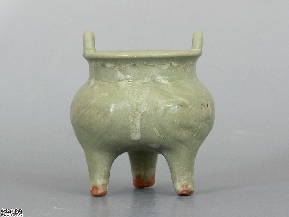 元龙泉窑青釉刻花鼑式三足炉