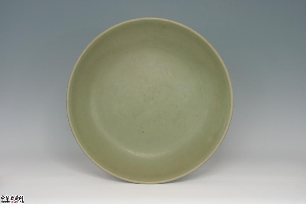 元龙泉窑梅子青釉刻花卉纹大盘