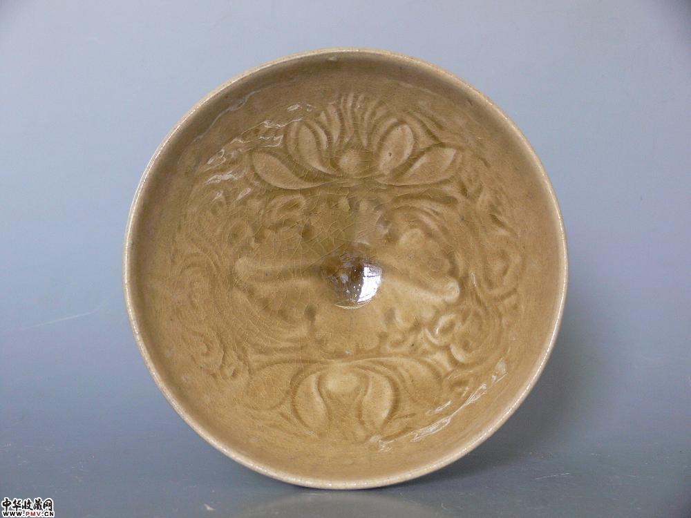 元耀州窑青釉刻花卉纹碗