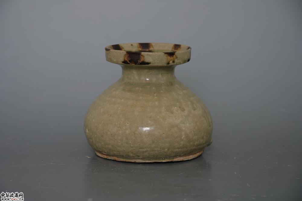 晋青釉点褐彩盘口唾壶