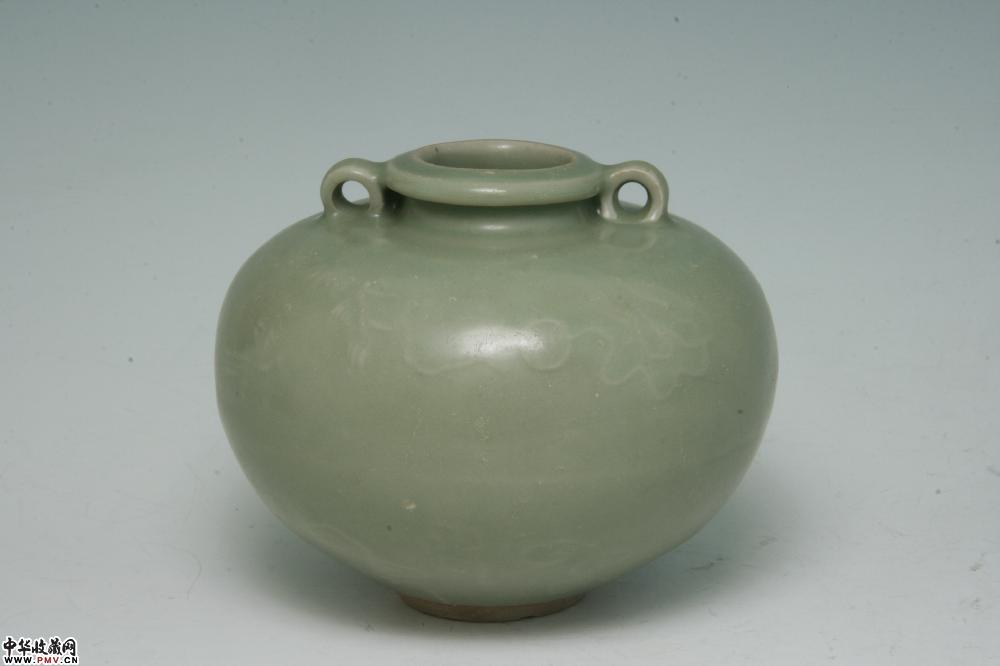 南宋龙泉窑青釉印云龙纹双系罐