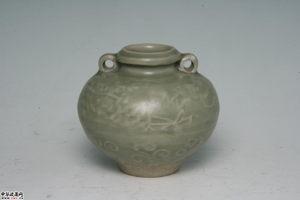 宋末元初龙泉窑青釉印花云龙纹双系瓶