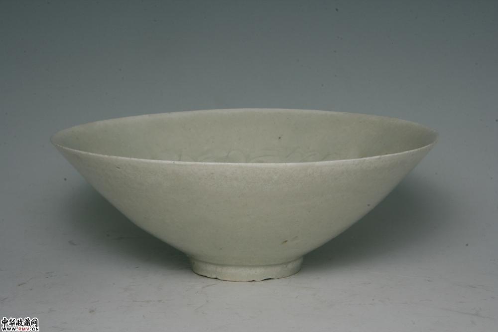 北宋湘湖窑青白釉刻花碗