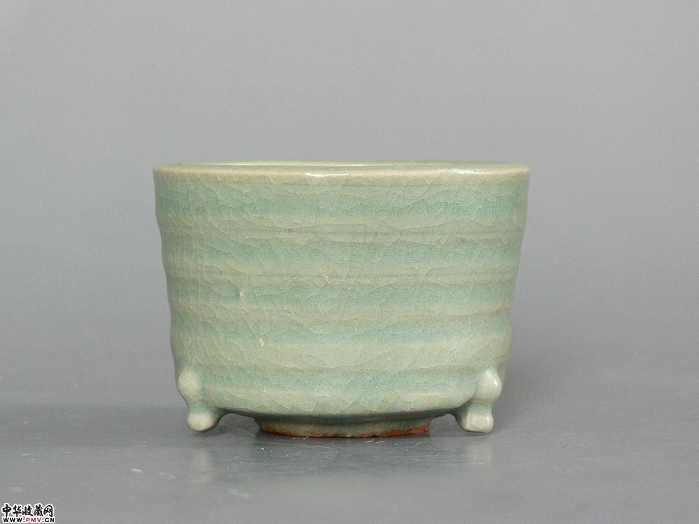 元龙泉窑粉青釉弦纹三足炉