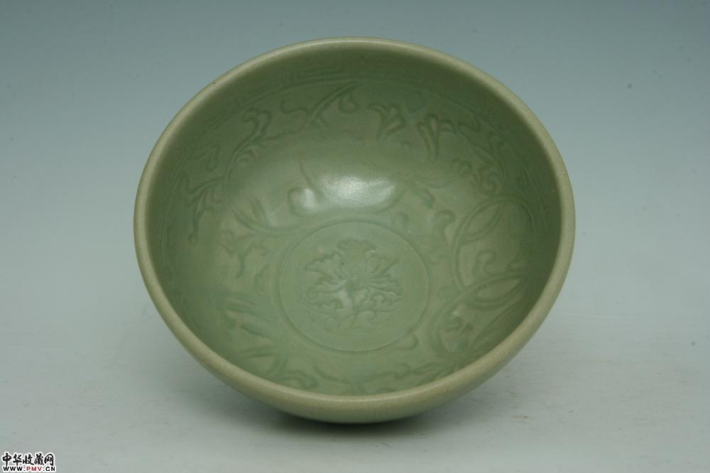 元龙泉窑青釉刻花碗