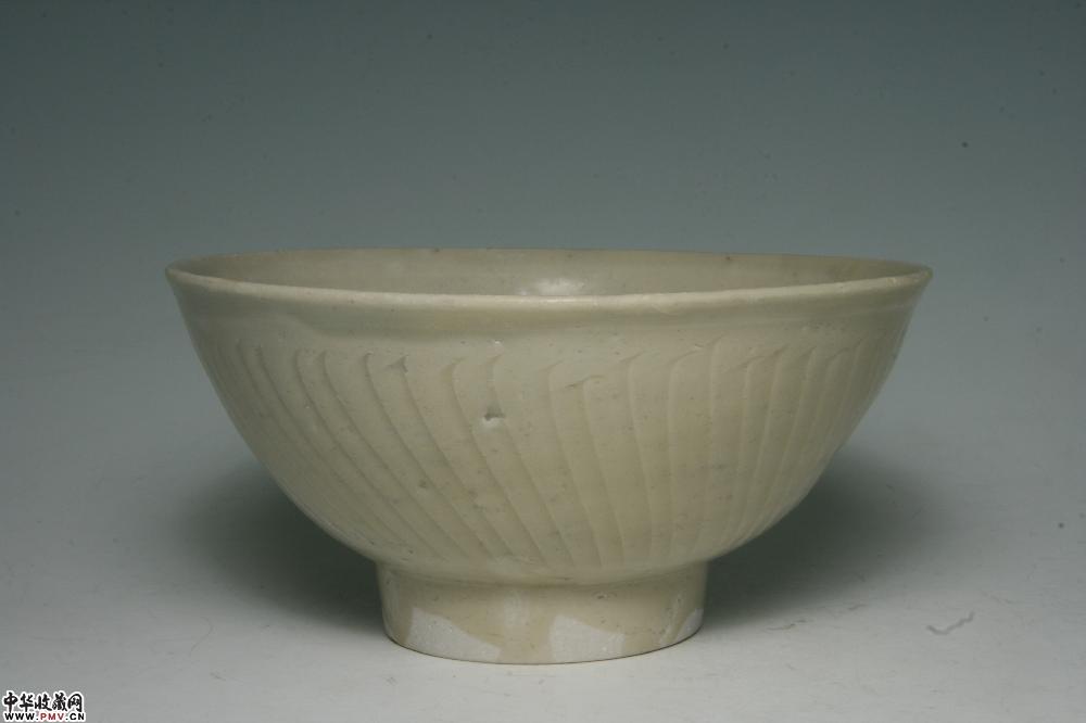 北宋青白釉刻菊瓣碗