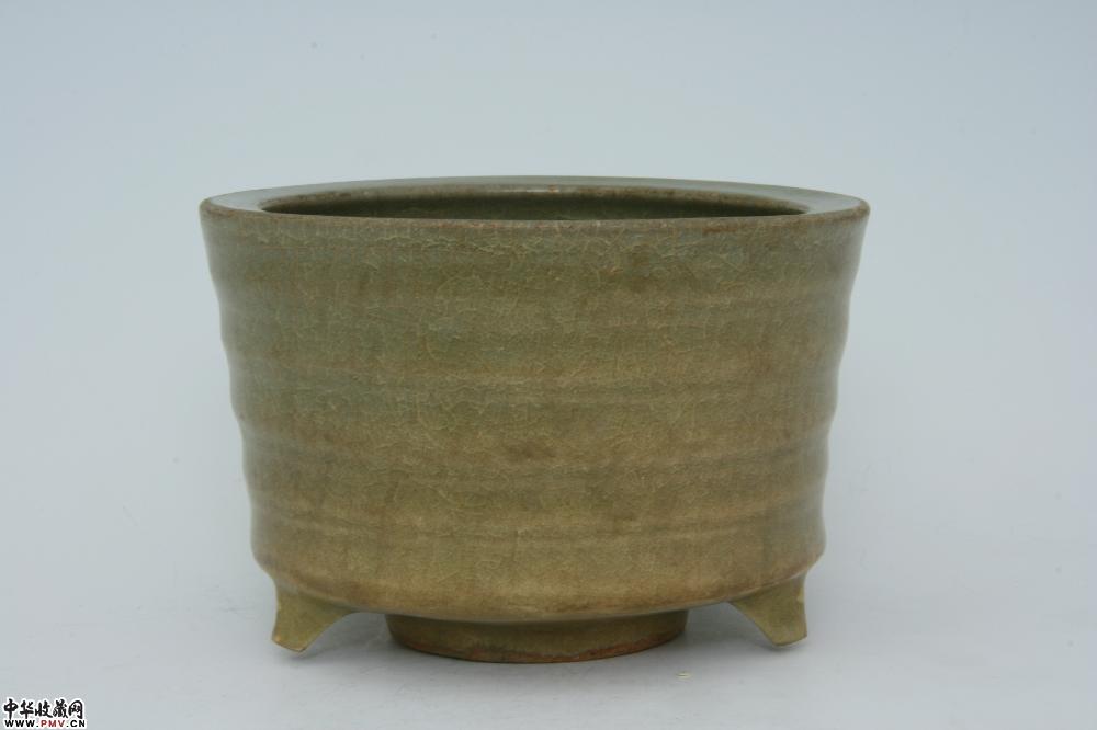 元龙泉窑青釉弦纹三足炉