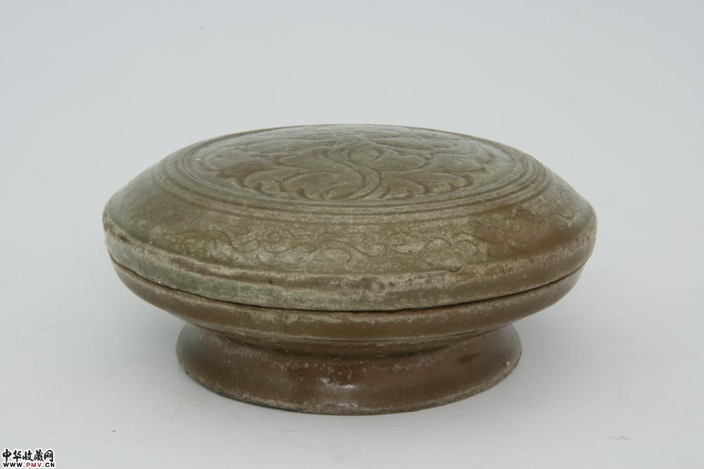 北宋越窑青釉刻划花卉纹粉盒