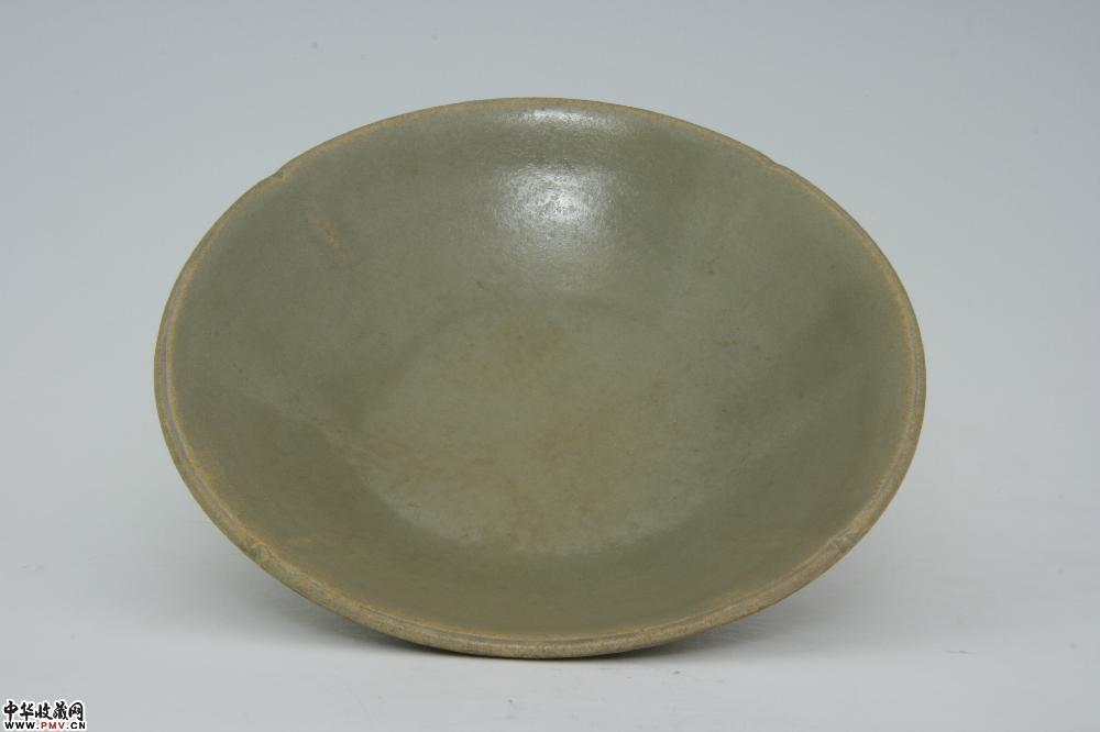 唐越窑青釉出筋葵口玉璧底浅碗