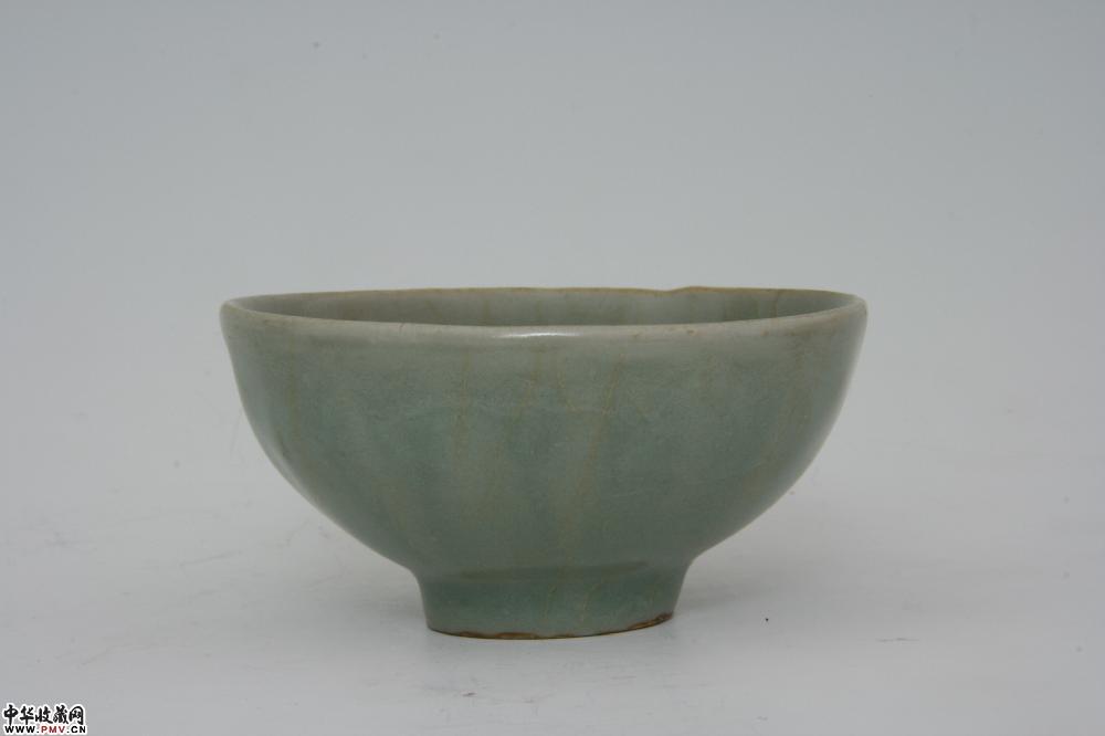 南宋龙泉窑青釉莲瓣盏