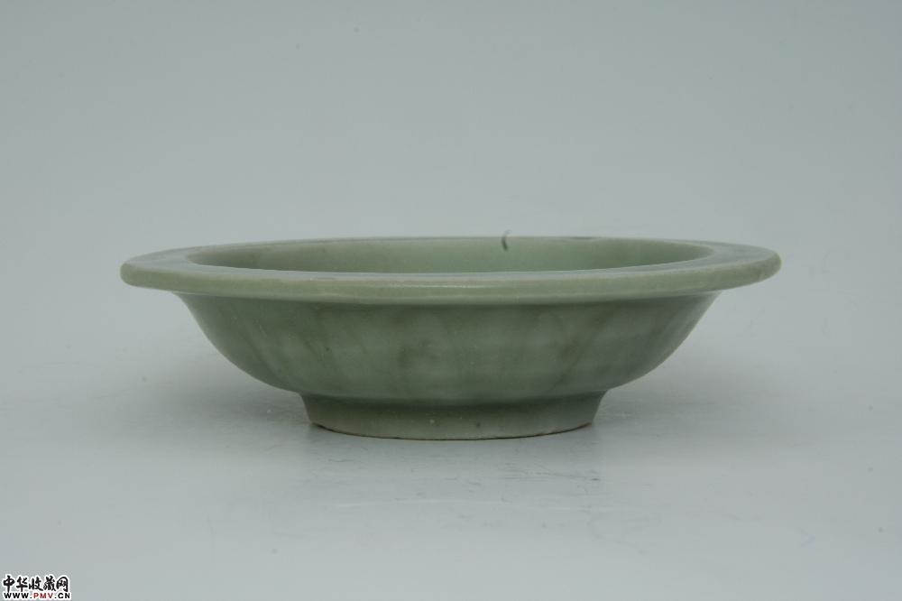 宋末元初龙泉窑青釉莲瓣折沿洗