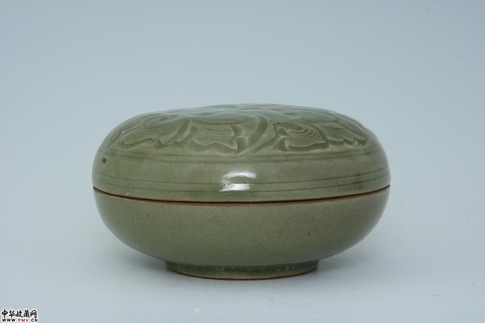 北宋临汝窑青釉刻花粉盒