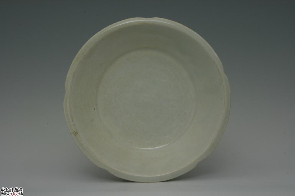 五代宣州窑白釉葵口碟一对