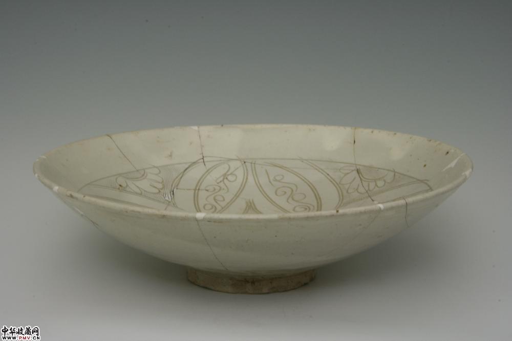 北宋磁州窑白釉刻划宝杵纹大碗