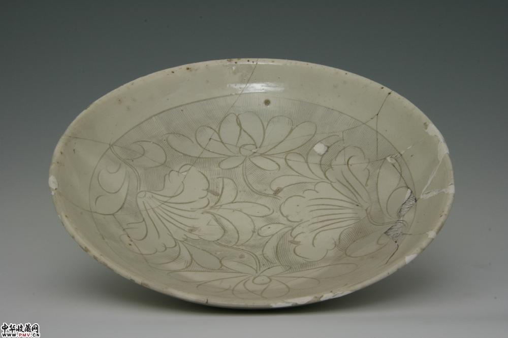 北宋磁州窑白釉刻划花卉纹大碗
