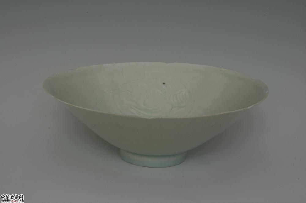北宋湖田窑青白釉刻团凤纹葵口斗笠碗