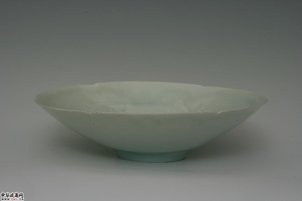 北宋湖田窑青白釉刻划花卉纹葵口碗