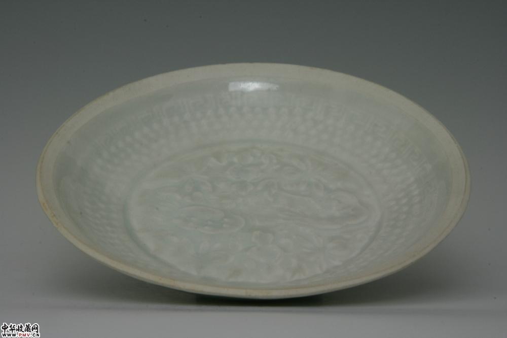 南宋景德镇窑仿定青白釉印花池塘鸳鸯纹芒口碟