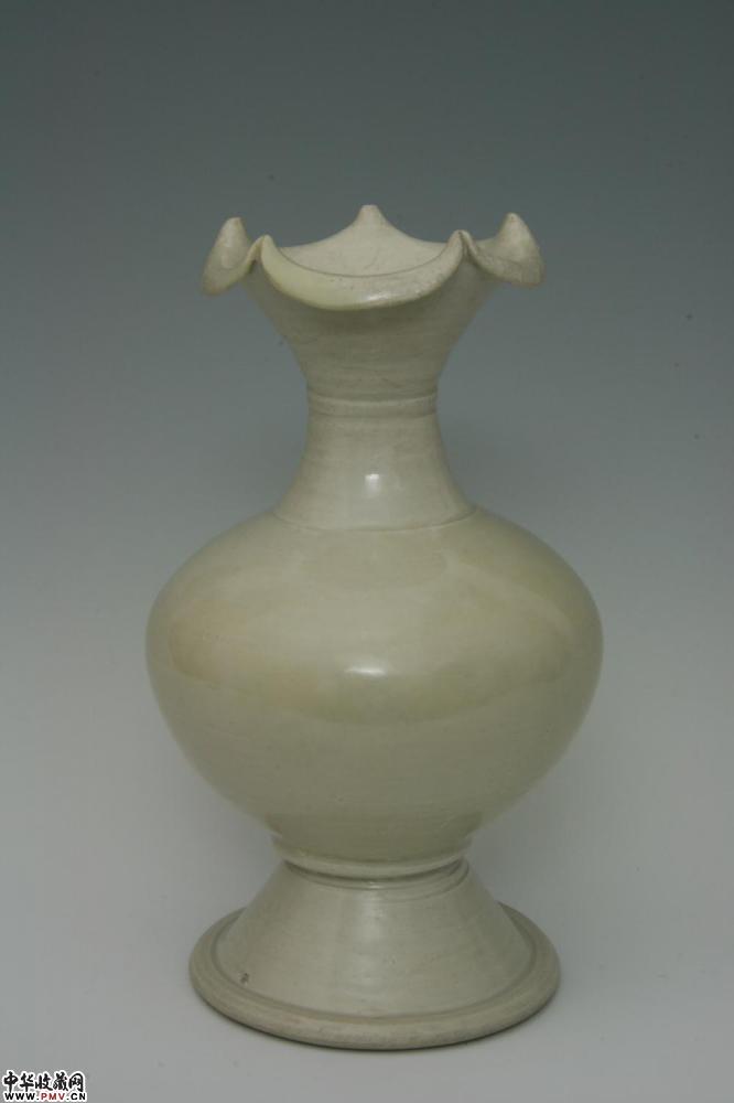 北宋晚期定窑白釉花口瓶