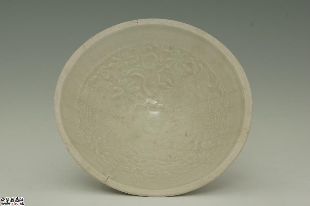 南宋青白釉印娃娃纹芒口碗