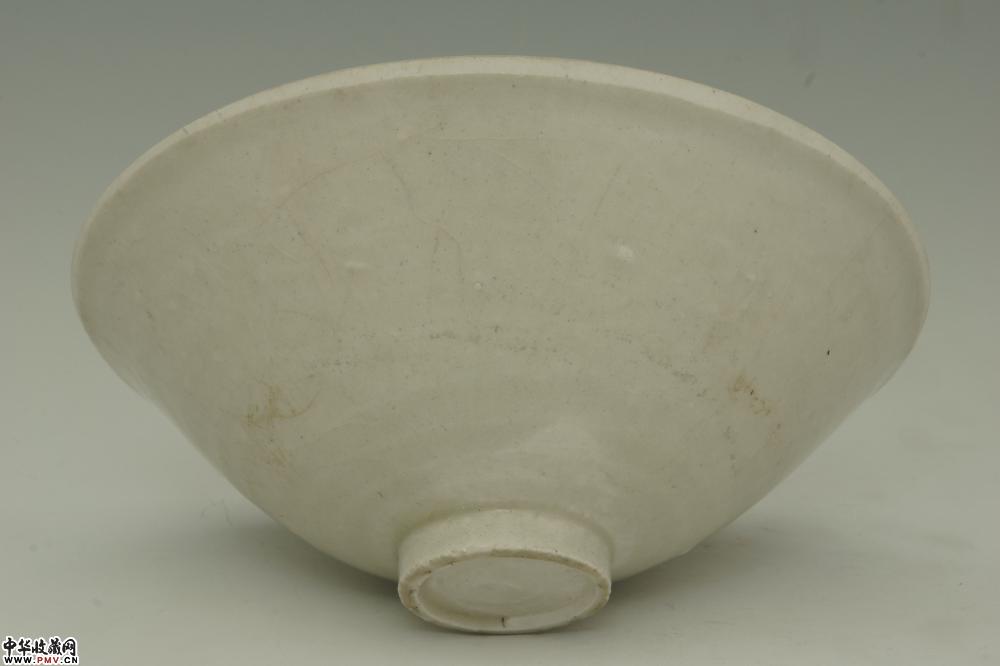 南宋青白釉印娃娃纹芒口碗