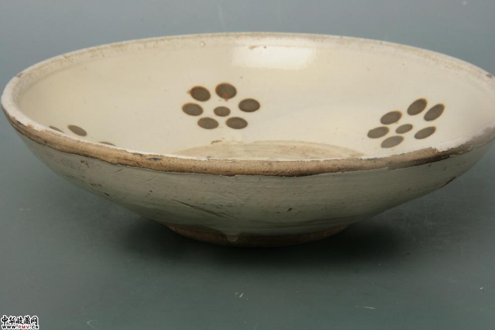 金磁州窑白釉点酱彩梅花纹碗