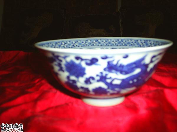 清仿明青花龙纹碗