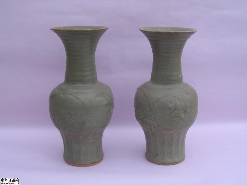 元龙泉窑缠枝花凤尾尊（一对）