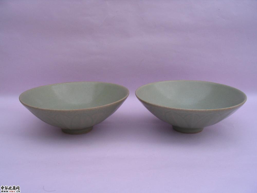 南宋龙泉窑莲瓣碗（一对）