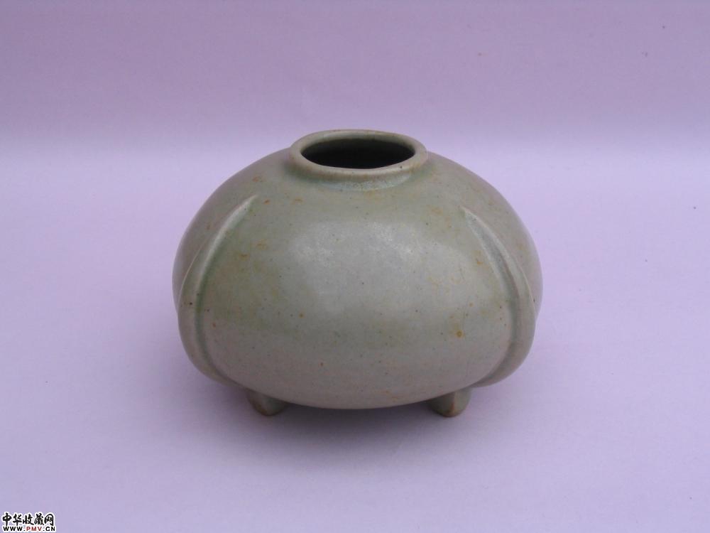 五代越窑三叶足水盂