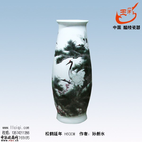 孙新水教师作品：60CM高松鹤瓶，这是在孙新水教师工作室工作案台上拍摄的照片