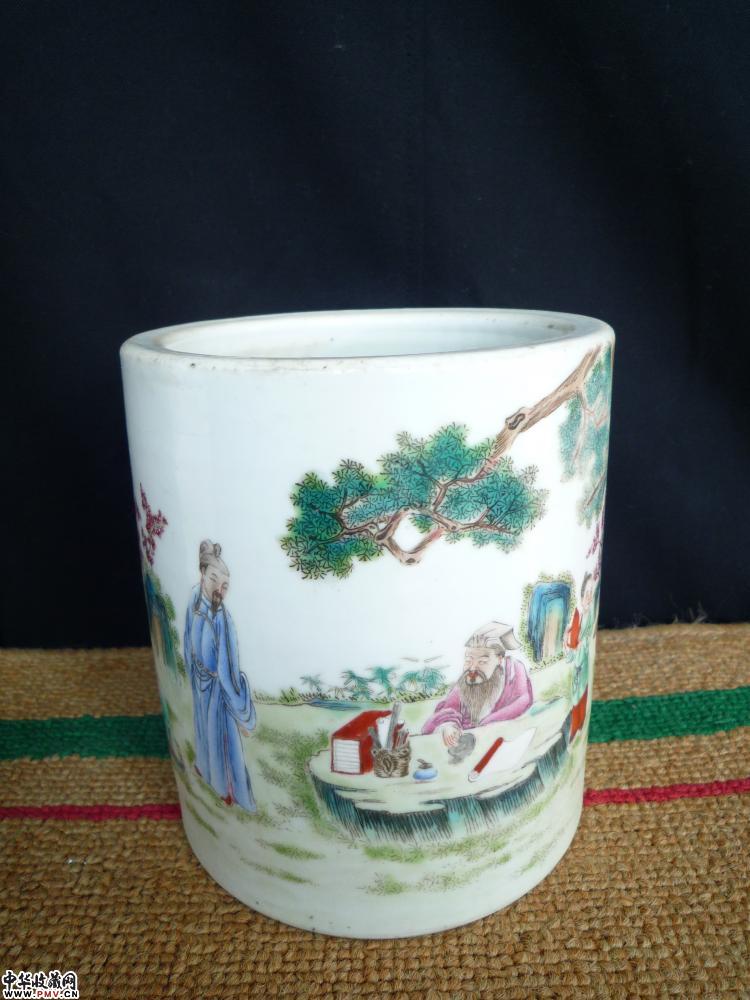 民国粉彩米芾观砚图笔筒