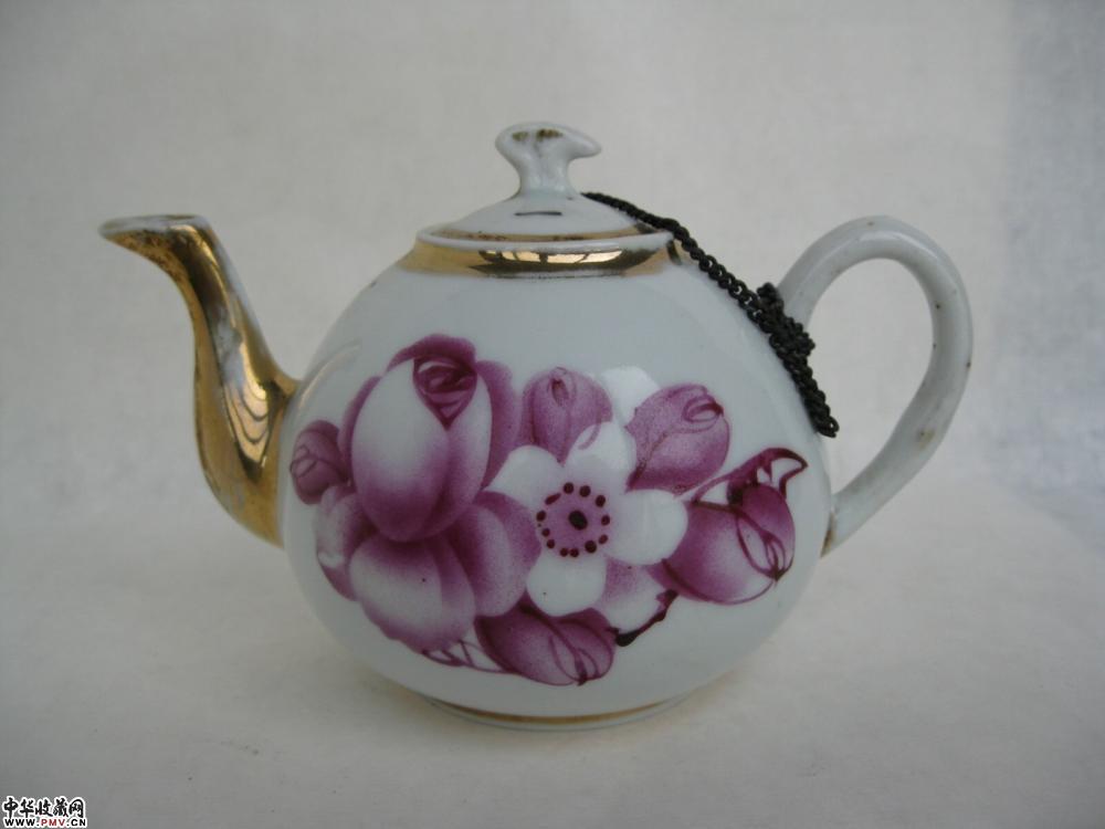 粉彩描金茶壶一把