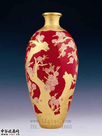 龙梅迎春滴水瓶，红官窑礼品，中国红描金花瓶。