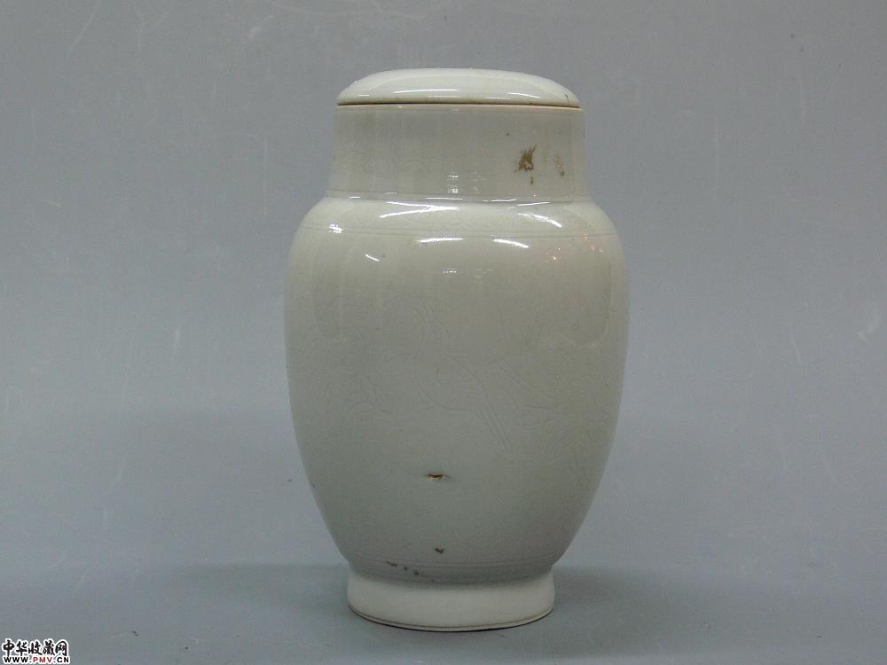 明崇祯景德镇窑白釉暗刻花鸟纹莲子罐