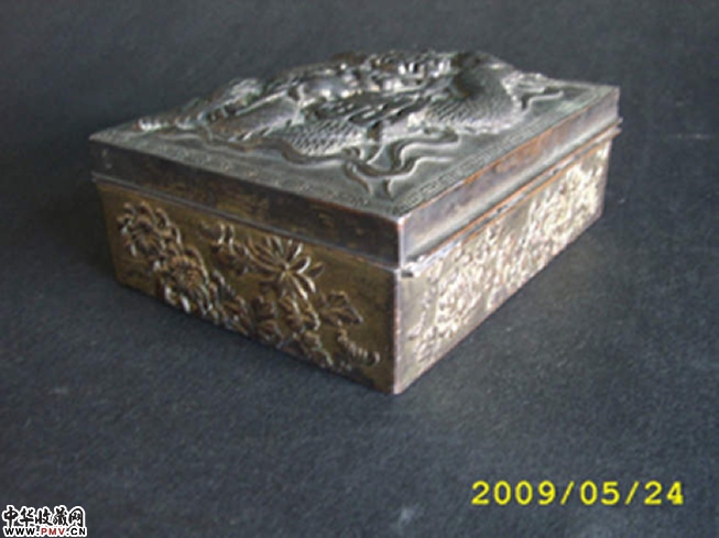 清代锡点铜浮雕鎏金方盒2000元