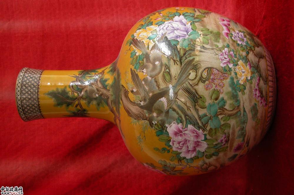 黄地粉采松花鸟纹天球瓶